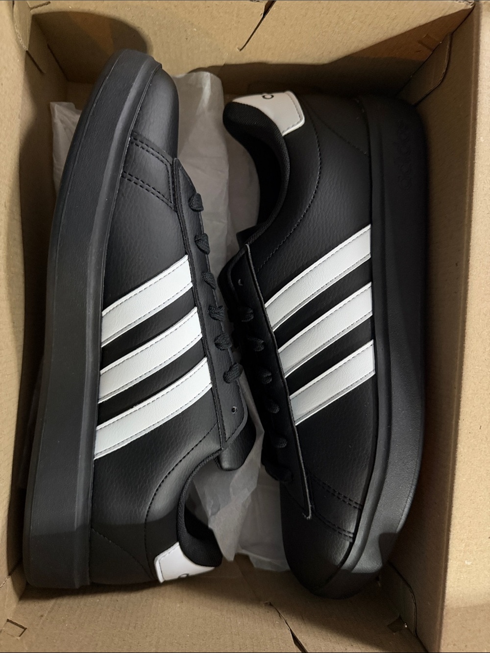 Adidas Court